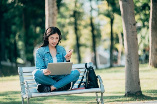 Casti Kensington EQ H1050 On-Ear, reglabile, microfon cu anulare sunet inclus, conexiune Bluetooth, plastic partial reciclat, negru